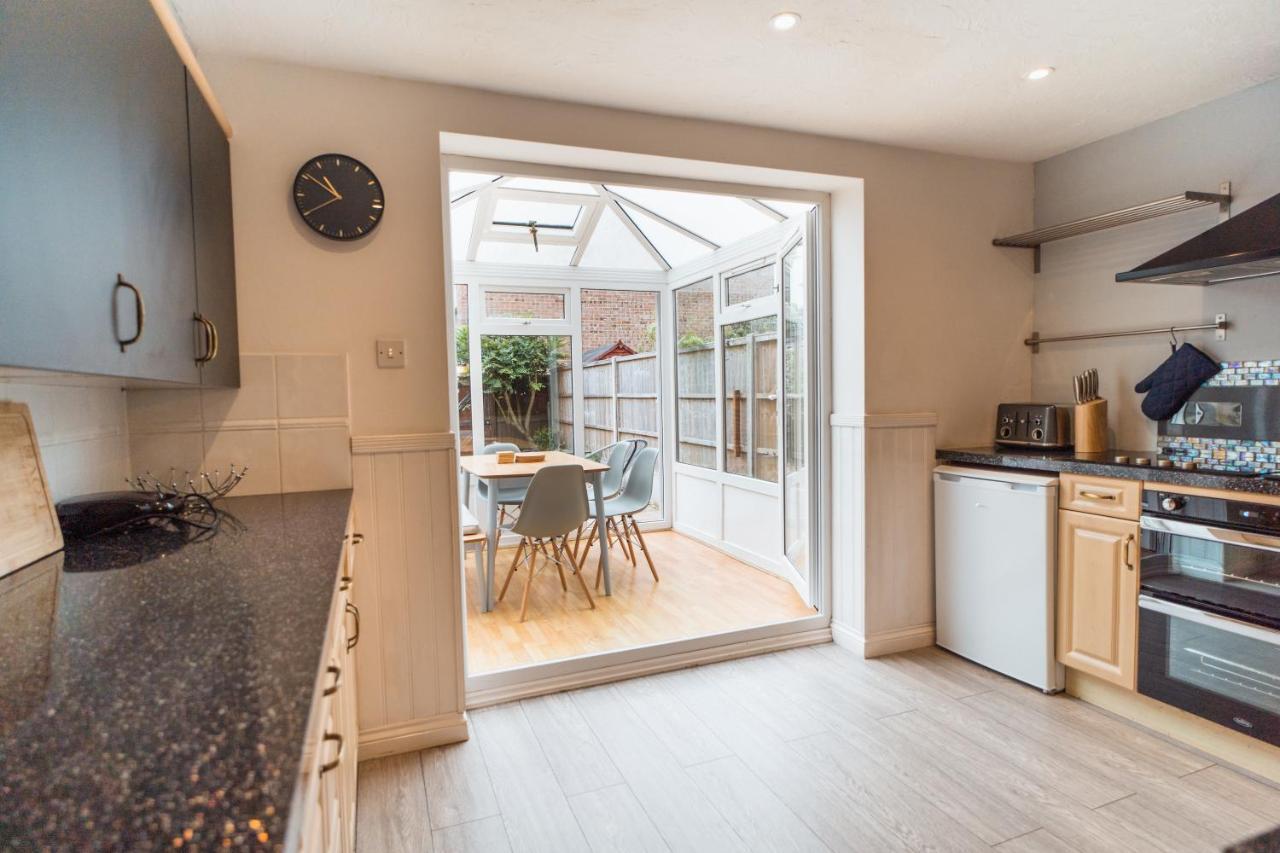 Beautiful Town House With Private Garden And Patio Villa Canford Magna Luaran gambar