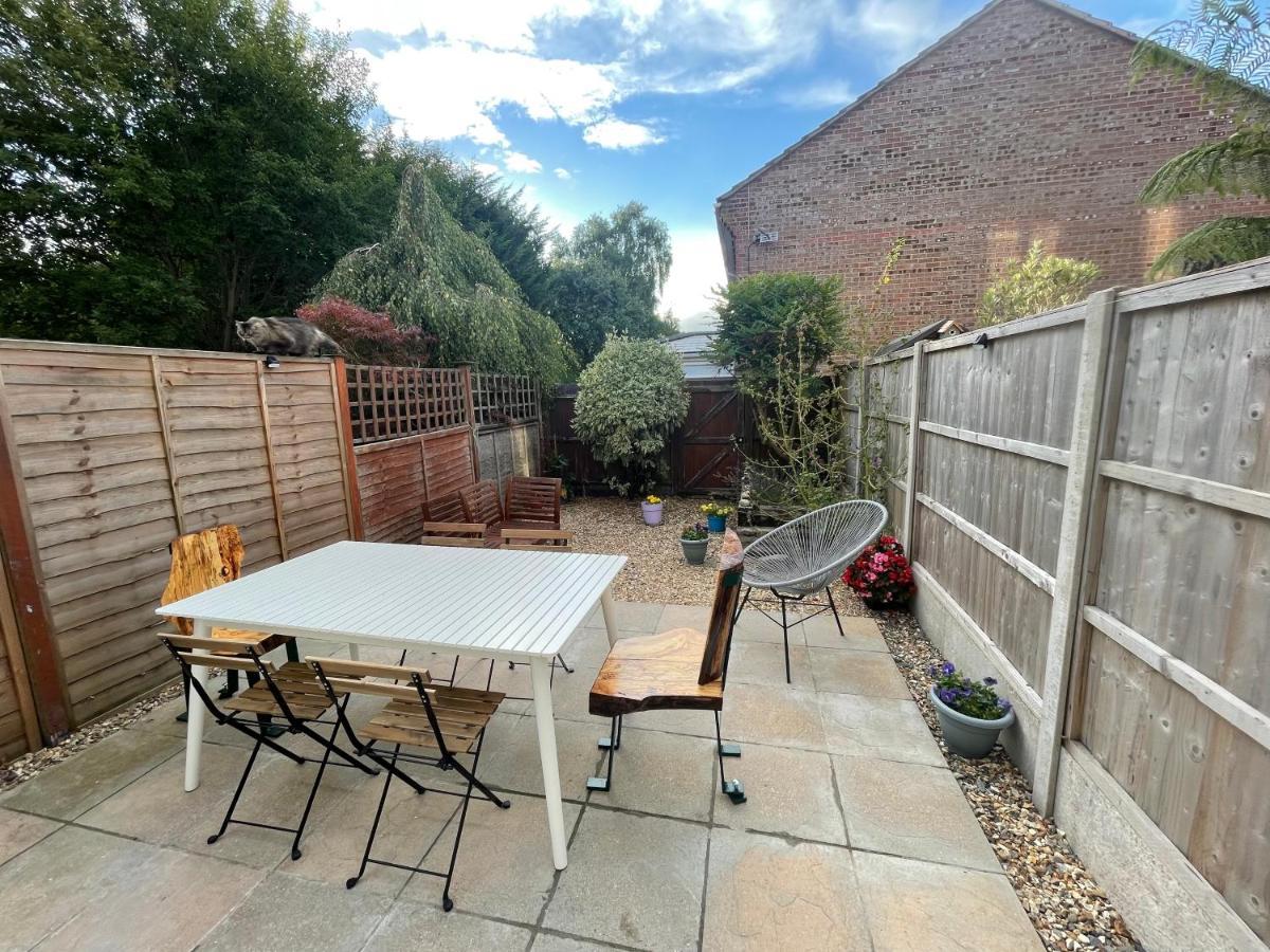 Beautiful Town House With Private Garden And Patio Villa Canford Magna Luaran gambar